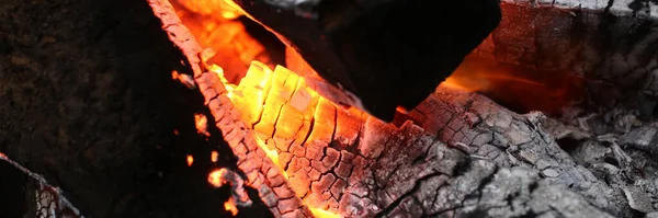 Luz cálida de las llamas en la chimenea con madera . — Foto de Stock