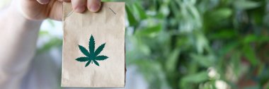 Marihuana sembollü erkek el çantası yakın plan.