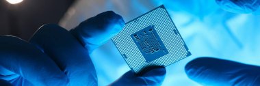 Eldivenli eller çip testini mikro elektronik aletleri tutuyor