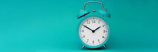 Moderno reloj despertador turquesa primer plano objeto — Foto de Stock