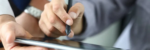 Homem detém estilete e coloca assinatura em tablet — Fotografia de Stock