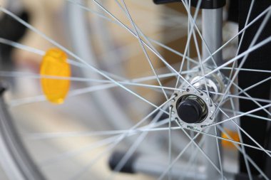 İğne üstüne küçük sarı fener.