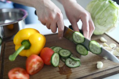 Sarı biberli domates ve lahana.