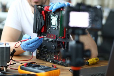 Yetişkinler beyaz tişört giyer.