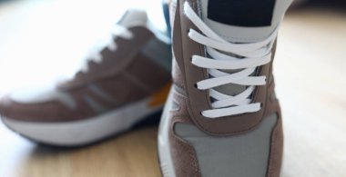 Masada şık gümüş çizmeler