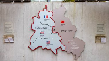 Berlin, Almanya - 8 Kasım 2019: Charlie Kontrol Noktası yakınlarındaki gri duvarda Berlin Duvarının işareti. Sovyet işgali sırasında bölünmüş Berlin haritası..