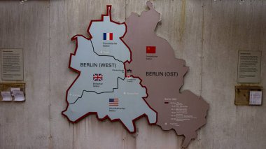 Berlin, Almanya - 8 Kasım 2019: Charlie Kontrol Noktası yakınlarındaki gri duvarda Berlin Duvarının işareti. Sovyet işgali sırasında bölünmüş Berlin haritası.. 