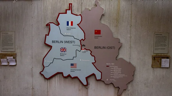 Berlin, Almanya - 8 Kasım 2019: Charlie Kontrol Noktası yakınlarındaki gri duvarda Berlin Duvarının işareti. Sovyet işgali sırasında bölünmüş Berlin haritası.. 