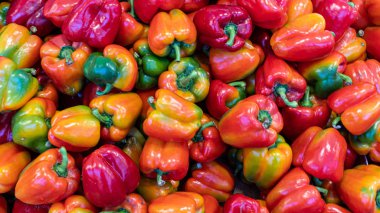 Pazar tezgahında tatlı renkli biberler