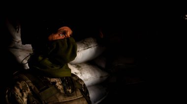 Vodyane, Donetsk bölgesi, Ukrayna - 2 Aralık 2019: Ukraynalı asker Doğu Ukrayna 'nın Donbass kentindeki cephede görev yapıyor