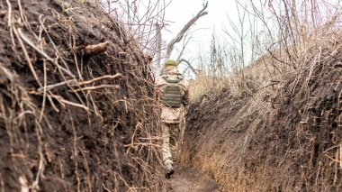 Vodyane, Donetsk bölgesi, Ukrayna - 2 Aralık 2019: Ukraynalı asker Doğu Ukrayna 'nın Donbass kentindeki cephede görev yapıyor