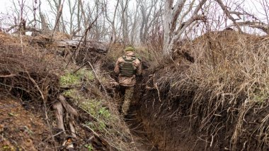 Vodyane, Donetsk bölgesi, Ukrayna - 2 Aralık 2019: Ukraynalı asker Doğu Ukrayna 'nın Donbass kentindeki cephede görev yapıyor