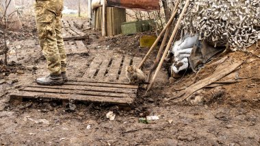 Vodyane, Donetsk bölgesi, Ukrayna - 2 Aralık 2019: Ukraynalı asker Doğu Ukrayna 'nın Donbass kentindeki cephede görev yapıyor