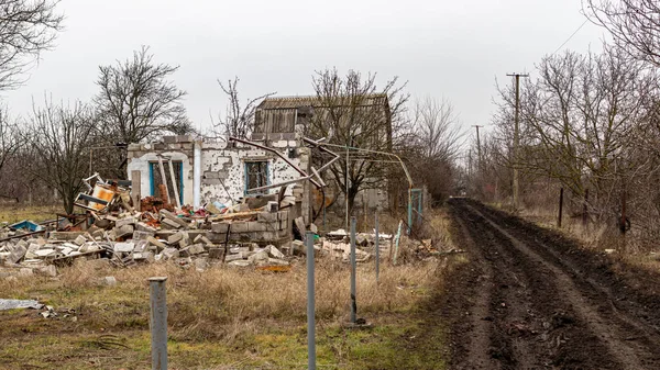 Vodyane, Donetsk bölgesi, Ukrayna - 2 Aralık 2019: Ukraynalı asker Doğu Ukrayna 'nın Donbass kentindeki cephede görev yapıyor