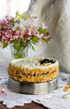 kuark krem, vanilya, peynir pasta pasta kuru erik ve fıstık ile pasta