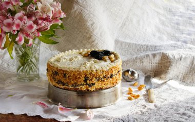 kuark krem, vanilya, peynir pasta pasta kuru erik ve fıstık ile pasta