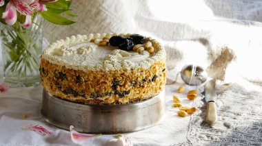 kuark krem, vanilya, peynir pasta pasta kuru erik ve fıstık ile pasta