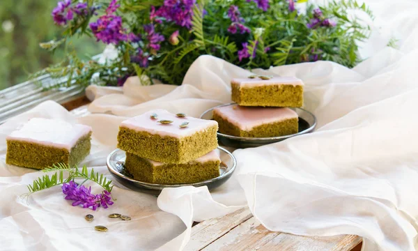 Matcha Groene Thee Cake Met Witte Chocolade Glazuur Zaden Met — Stockfoto