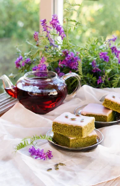 Matcha Grüntee Kuchen Mit Weißen Schokoladen Glasur Samen Mit Tee — Stockfoto