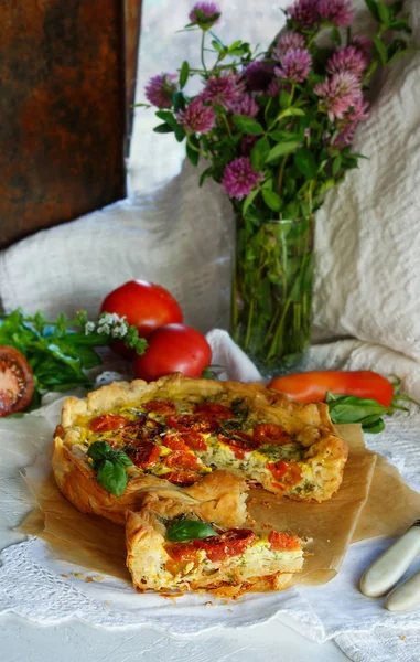 Snack Tarta Masa Filo Casero Con Mozzarella Albahaca Tomates Ajo — Foto de Stock