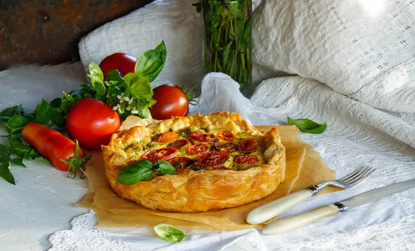 Snack Tarta Masa Filo Casero Con Mozzarella Albahaca Tomates Ajo — Foto de Stock