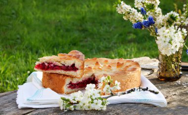 vişneli tart kiraz çiçeği ile bahçesinde