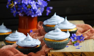 yaban mersini ve Paskalya çiçekler ile cupcakes