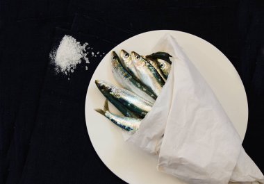 plaka üzerinde ham taze sardalye