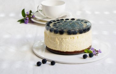 limon ve böğürtlenli jöle ile Cheesecake