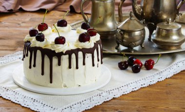 Kara Orman kek, Schwarzwalder Kirschtorte, Schwarzwald pasta, ahşap arka plan üzerinde koyu çikolata ve vişneli tatlı