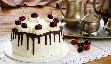 Kara Orman kek, Schwarzwalder Kirschtorte, Schwarzwald pasta, ahşap arka plan üzerinde koyu çikolata ve vişneli tatlı