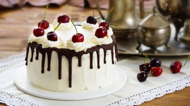 Kara Orman kek, Schwarzwalder Kirschtorte, Schwarzwald pasta, ahşap arka plan üzerinde koyu çikolata ve vişneli tatlı