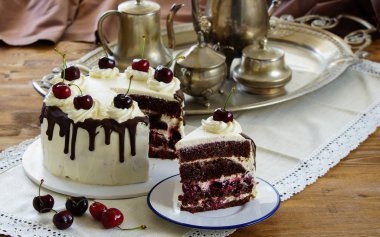 Kara Orman kek, Schwarzwalder Kirschtorte, Schwarzwald pasta, ahşap arka plan üzerinde koyu çikolata ve vişneli tatlı