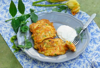 Havuç, kabak ve Yunan yoğurt ile yeşil bezelye börek