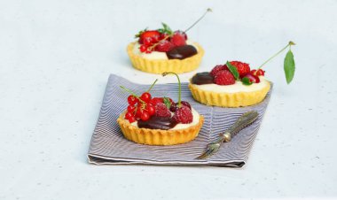 tartlets muhallebi ve çilek ile