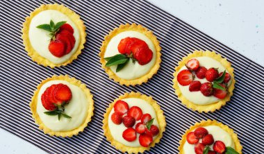 tartlets muhallebi ve çilek ile