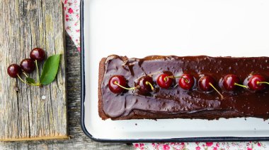 Kiraz ve koyu çikolata sosu ile çikolatalı kek