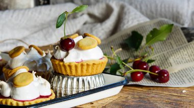 tartlets ile cirpilmis yumurta akı ve konyak kiraz