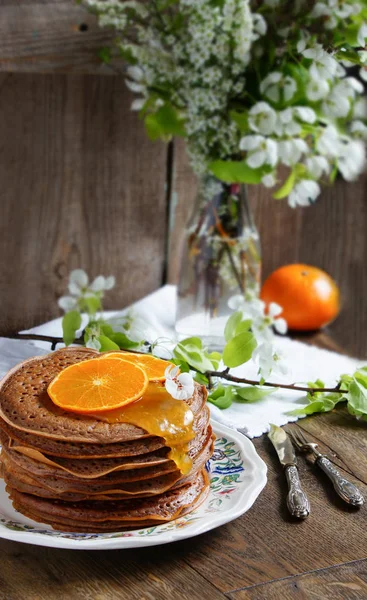 Schokoladenpfannkuchen Mit Orangencreme — Stockfoto