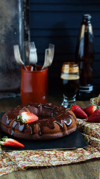 Schokoladenkuchen Auf Basis Von Dunklem Bier Mit Schokoladenglasur Und Erdbeeren — Stockfoto