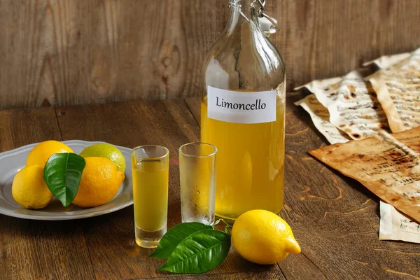 Bebida Alcohólica Italiana Limoncello Sobre Mesa Madera — Foto de Stock