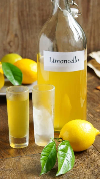 Итальянский Алкогольный Напиток Лимончелло Деревянном Столе — стоковое фото