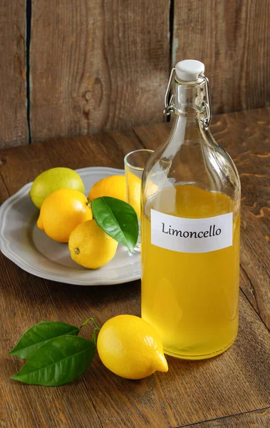 Bebida Alcohólica Italiana Limoncello Sobre Mesa Madera — Foto de Stock