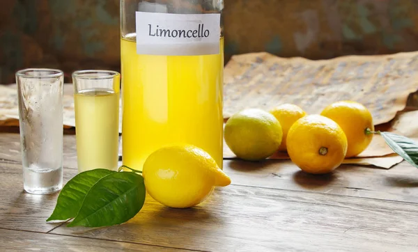 Ιταλική Αλκοολούχων Ποτών Limoncello Στο Ξύλινο Τραπέζι — Φωτογραφία Αρχείου