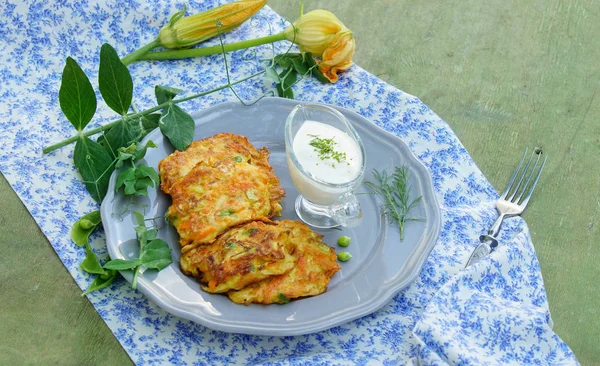 Buñuelos Zanahoria Calabacín Guisantes Verdes Con Yogur Griego — Foto de Stock