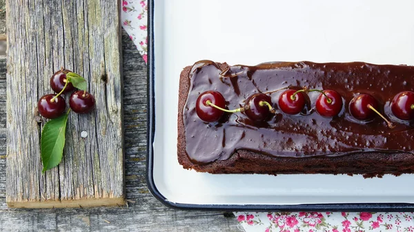 Шоколадный Торт Вишней Темной Шоколадной Глазурью — стоковое фото