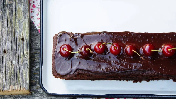 Шоколадный Торт Вишней Темной Шоколадной Глазурью — стоковое фото