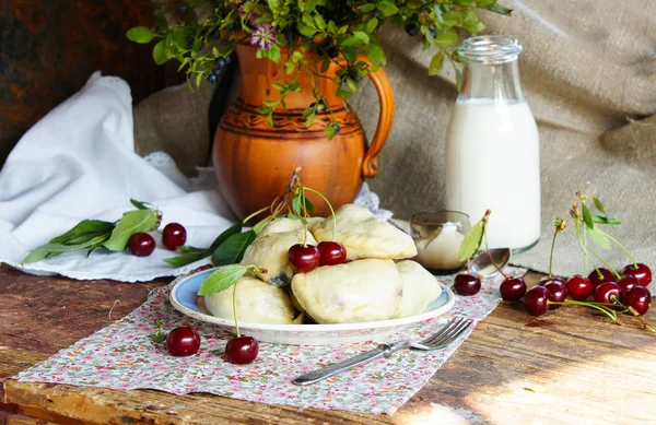 Bolinhos Com Cereja Velha Mesa Madeira Estilo Rústico — Fotografia de Stock