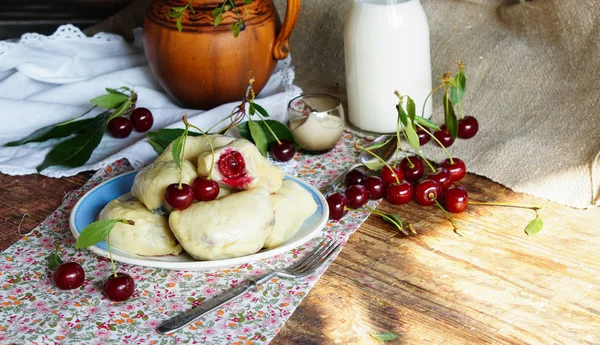 Bolinhos Com Cereja Velha Mesa Madeira Estilo Rústico — Fotografia de Stock