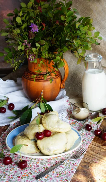 Dumplings Met Kers Oude Houten Tafel Rustieke Stijl — Stockfoto